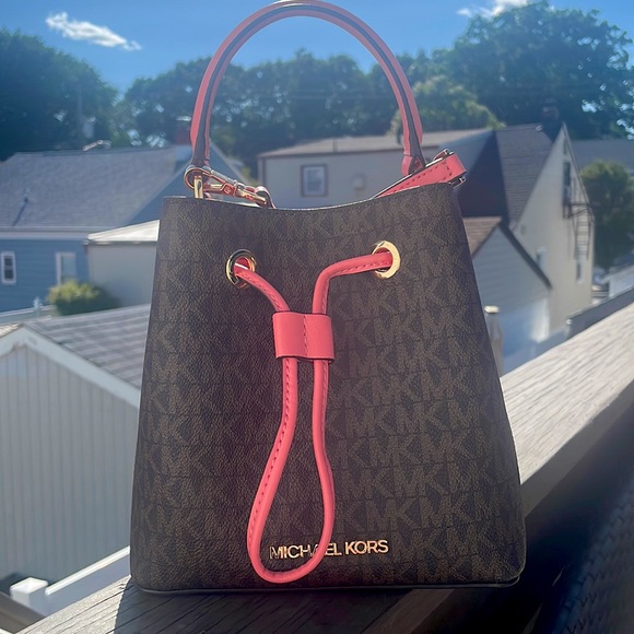 Michael Kors Small Suri bucket bag - Picture 1 of 2